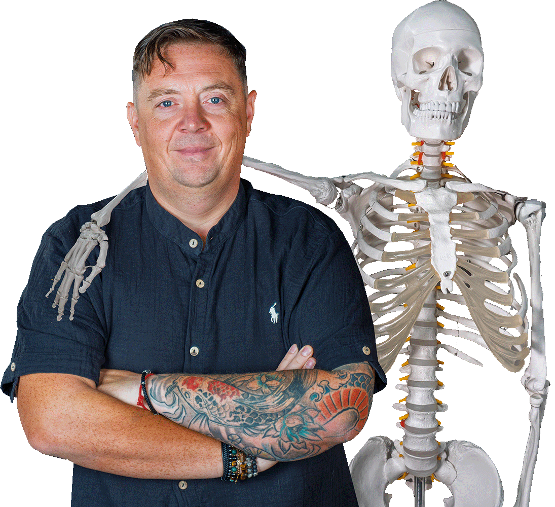 Jarosław Sanocki obok modelu szkieletu