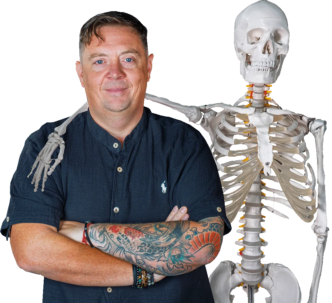 Jarosław Sanocki obok modelu szkieletu
